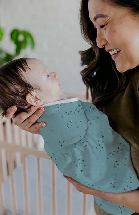 ERGOBABY Zavinovačka/Swaddler TOG 0.5 - Hugs and Kisses - obrázek 2