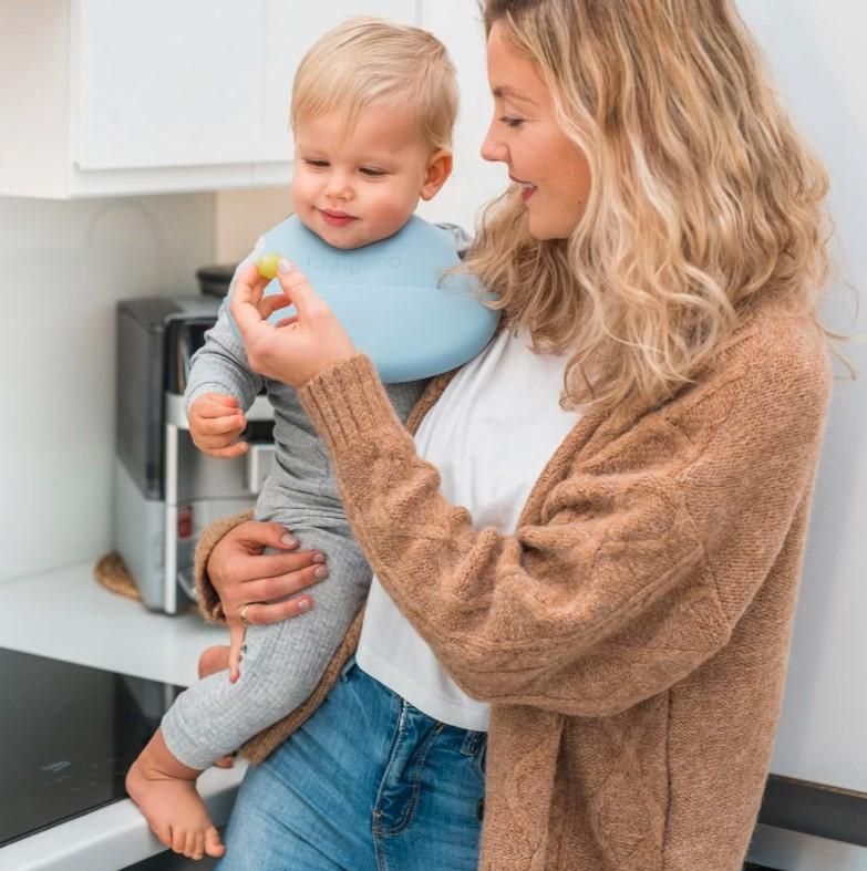 BABYONO Bryndák měkký plastový s kapsou bez BPA light blue 6 m+ - obrázek 2