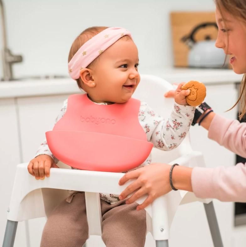BABYONO Bryndák měkký plastový s kapsou bez BPA coral 6 m+ - obrázek 2