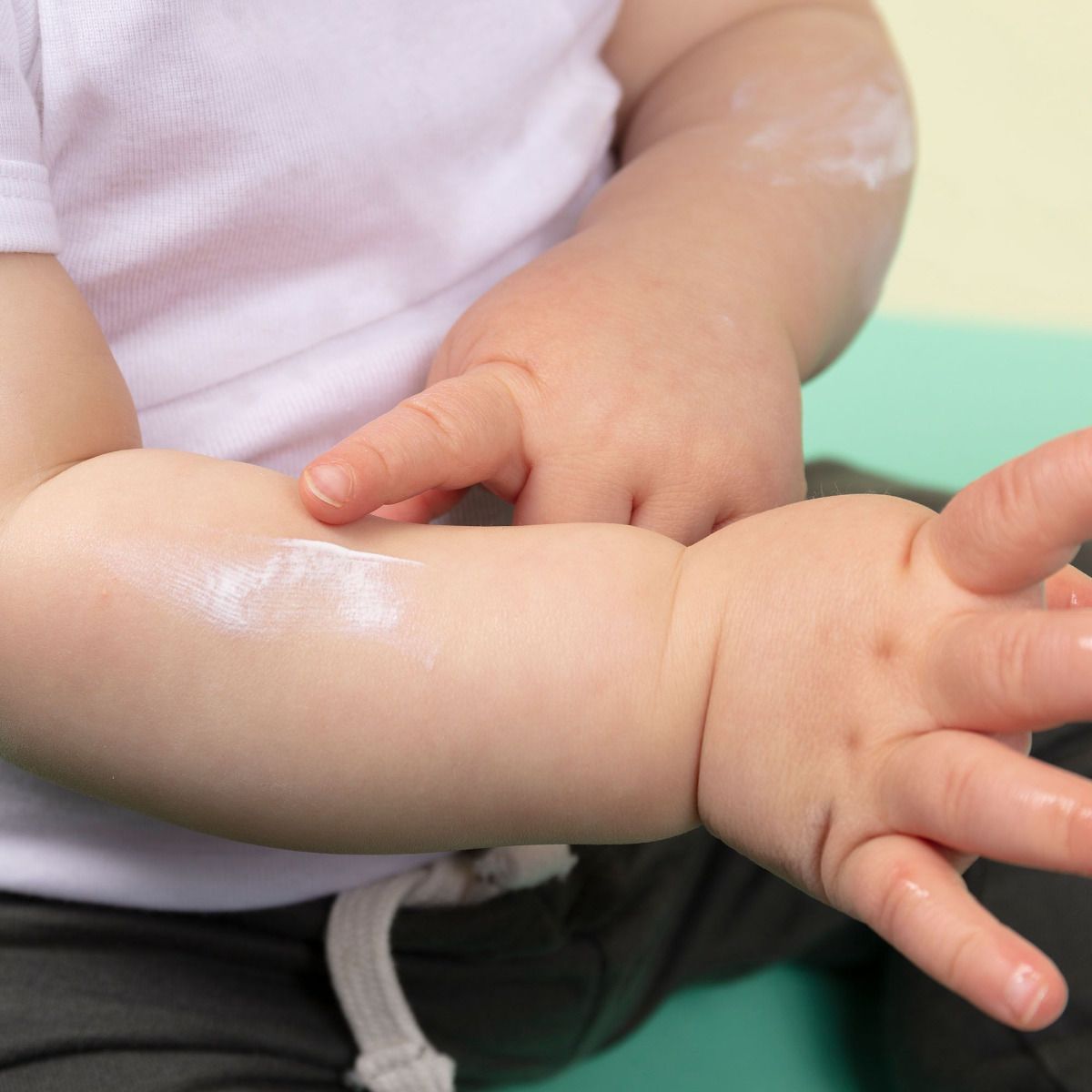NAIF Ochranné mléko na opalování pro děti a miminka SPF50 200 ml - obrázek 5
