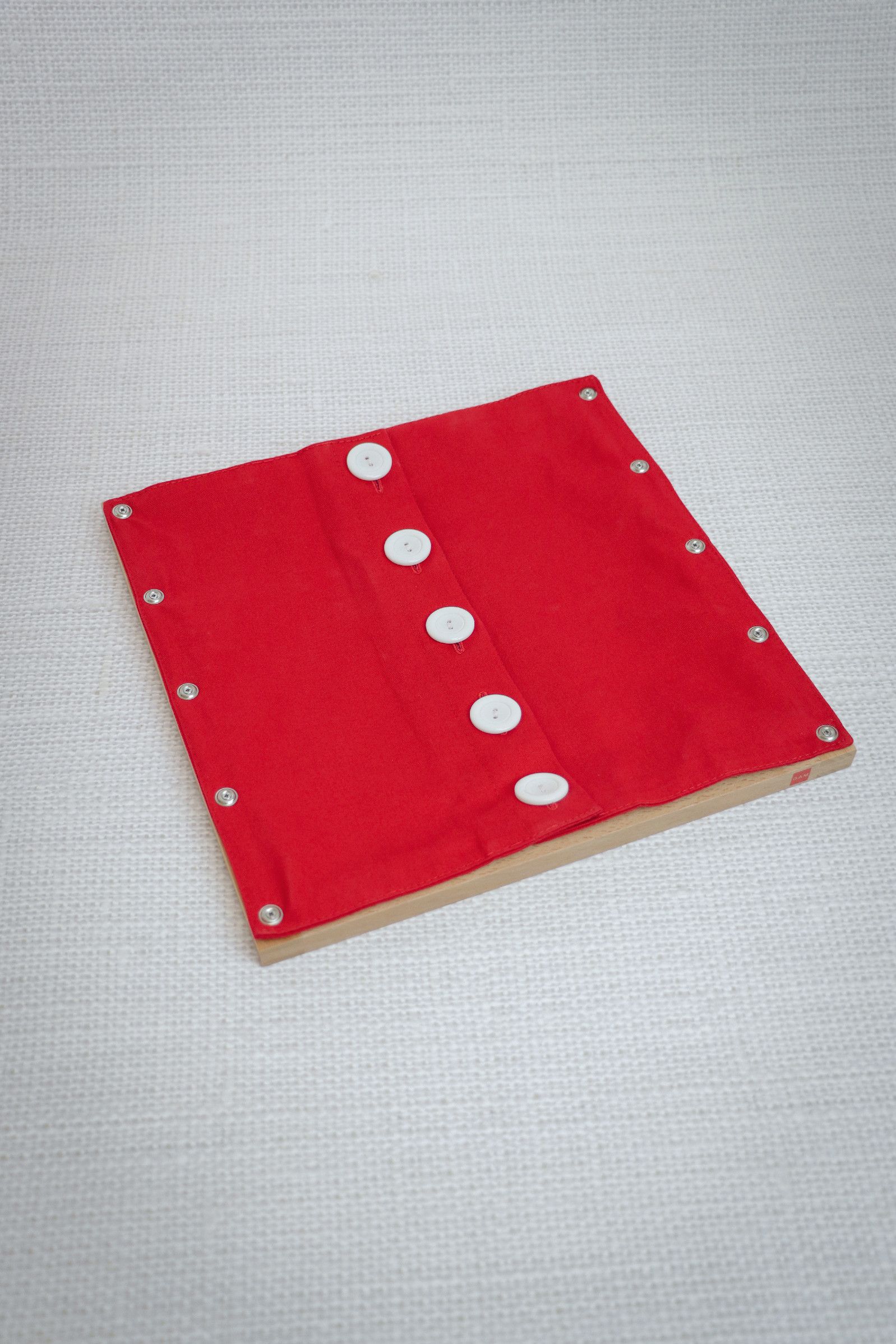 Buttoning Frame With Large Buttons - obrázek 5