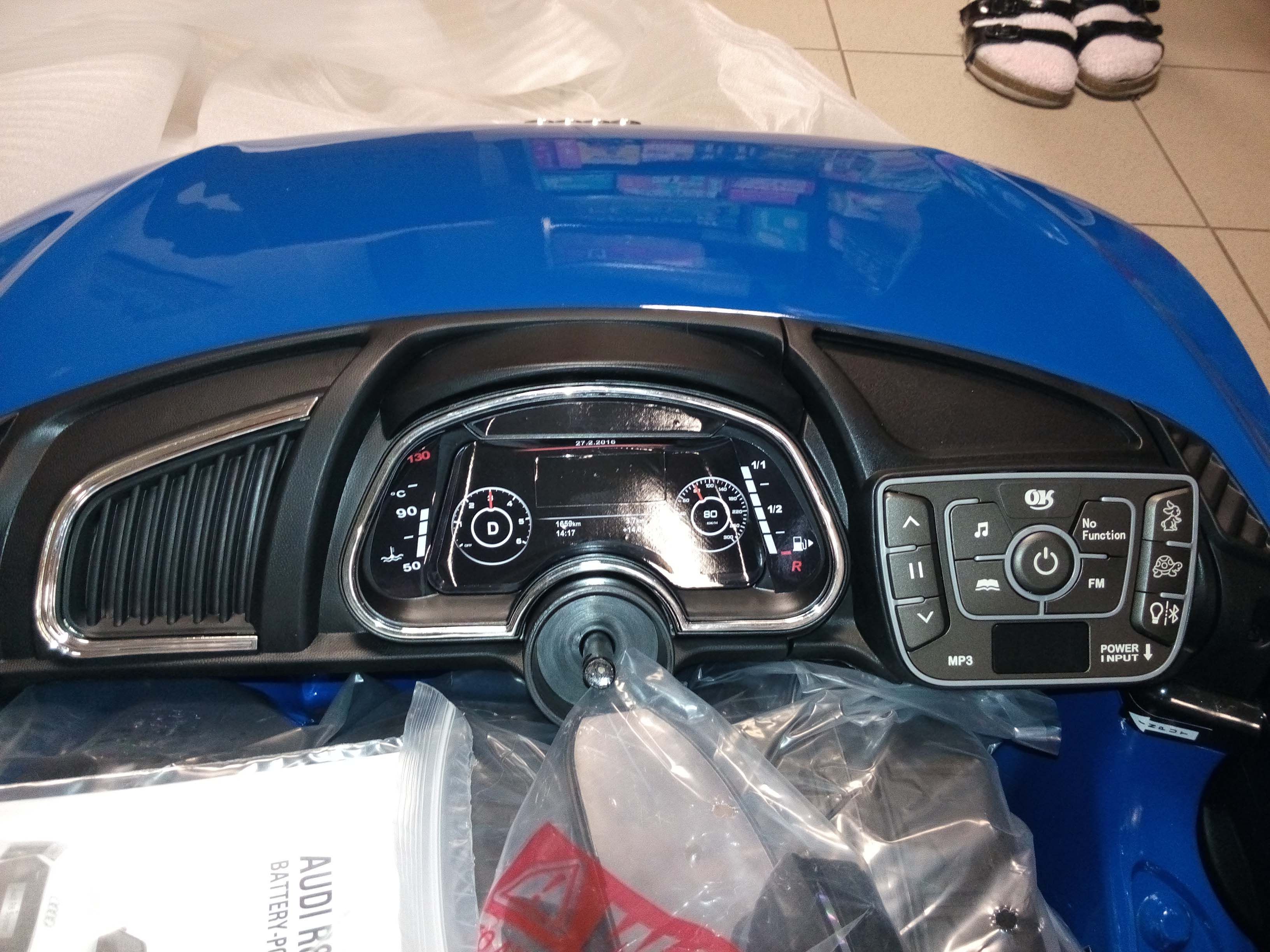 Dětské elektrické autíčko Audi R8 Spyder 2,4Ghz Lak - červené - obrázek 12