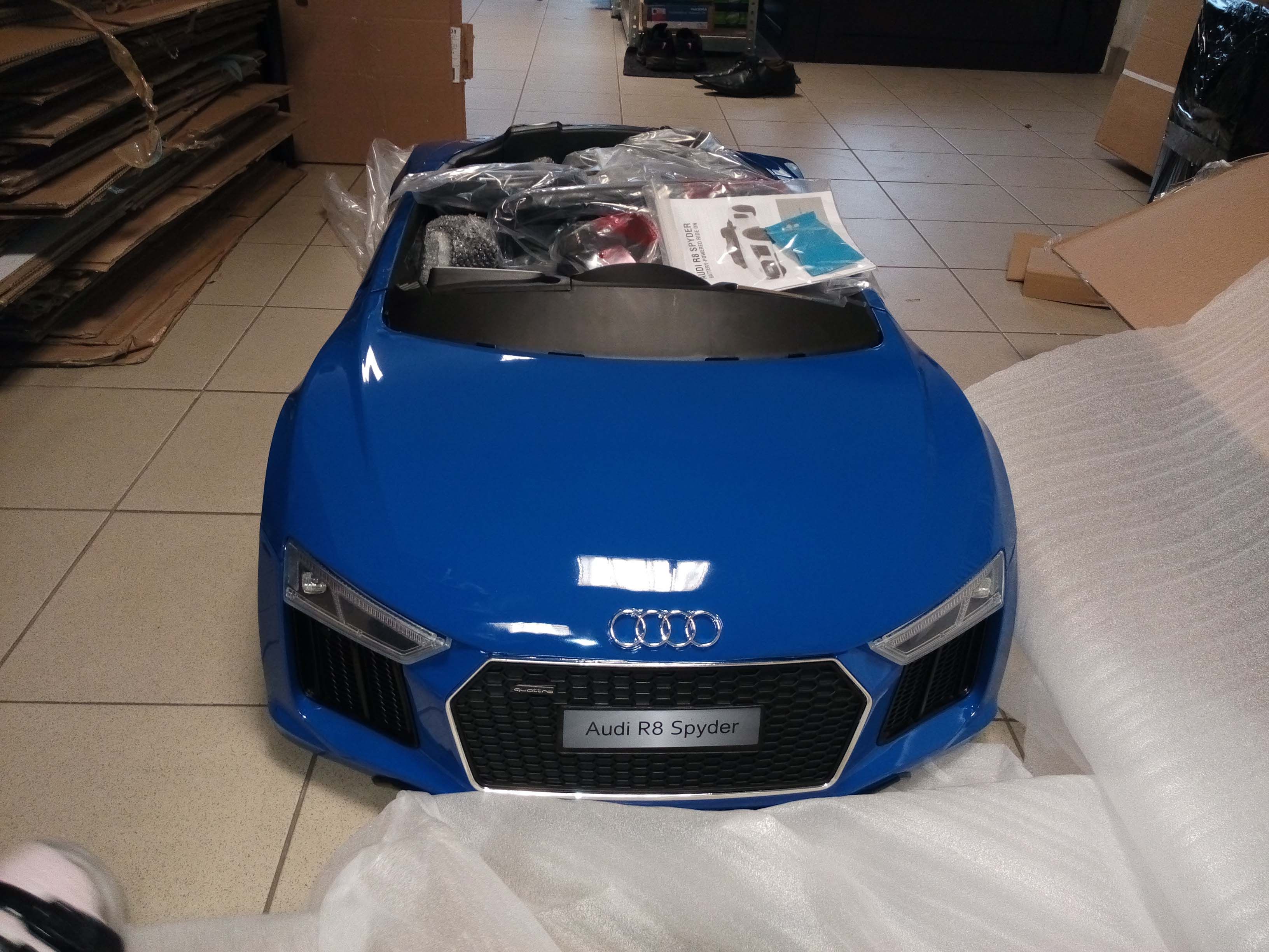Dětské elektrické autíčko Audi R8 Spyder 2,4Ghz Lak - červené - obrázek 13