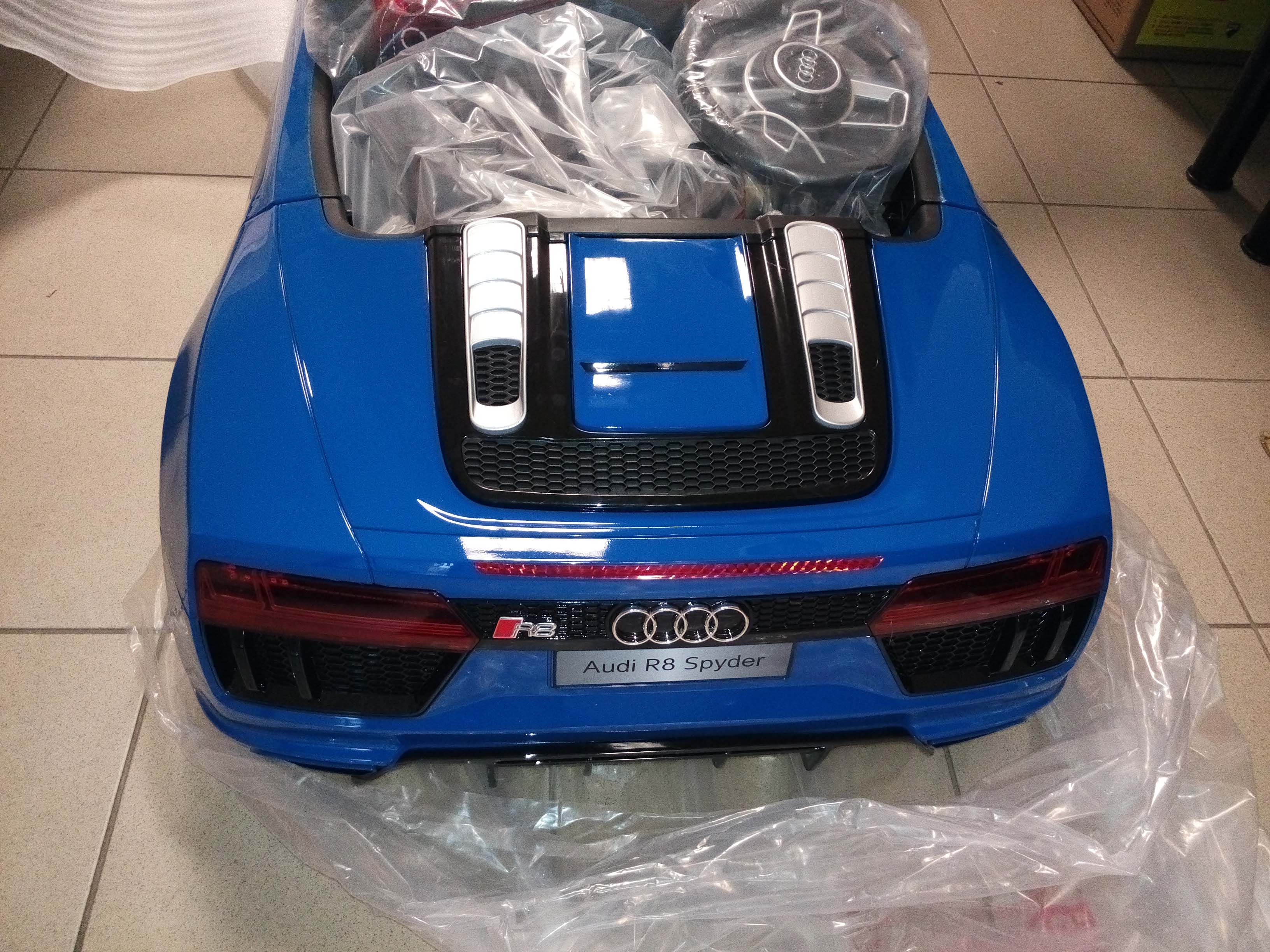 Dětské elektrické autíčko Audi R8 Spyder 2,4Ghz Lak - červené - obrázek 14