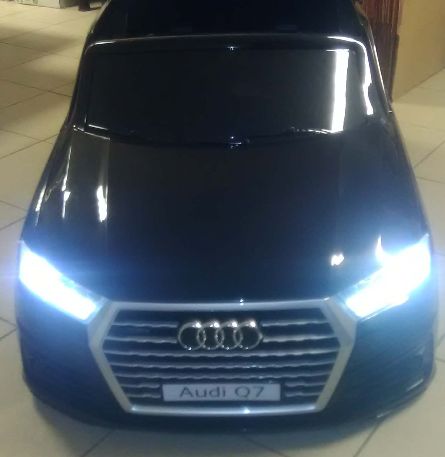 Elektrické autíčko Toyz AUDI Q7 Lak - červené - obrázek 2