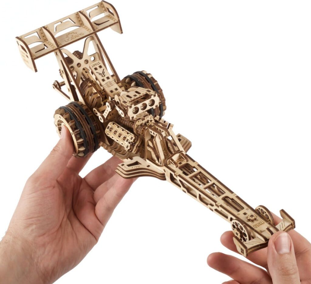 Ugears 3D dřevěné mechanické puzzle Závodní auto (dragster) - obrázek 8