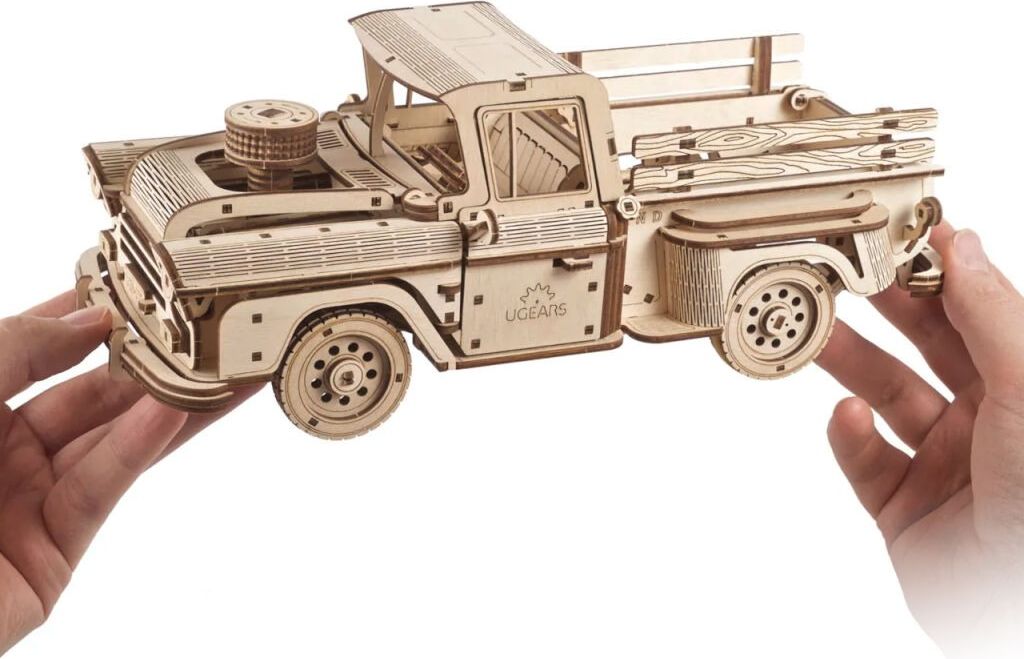 Ugears 3D dřevěné mechanické puzzle Americký náklaďák (pick-up) - obrázek 9