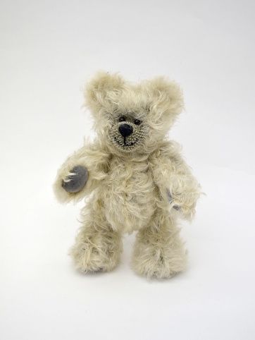 MÚ Brno Medvěd 20 cm kloubový, světle šedý - obrázek 1