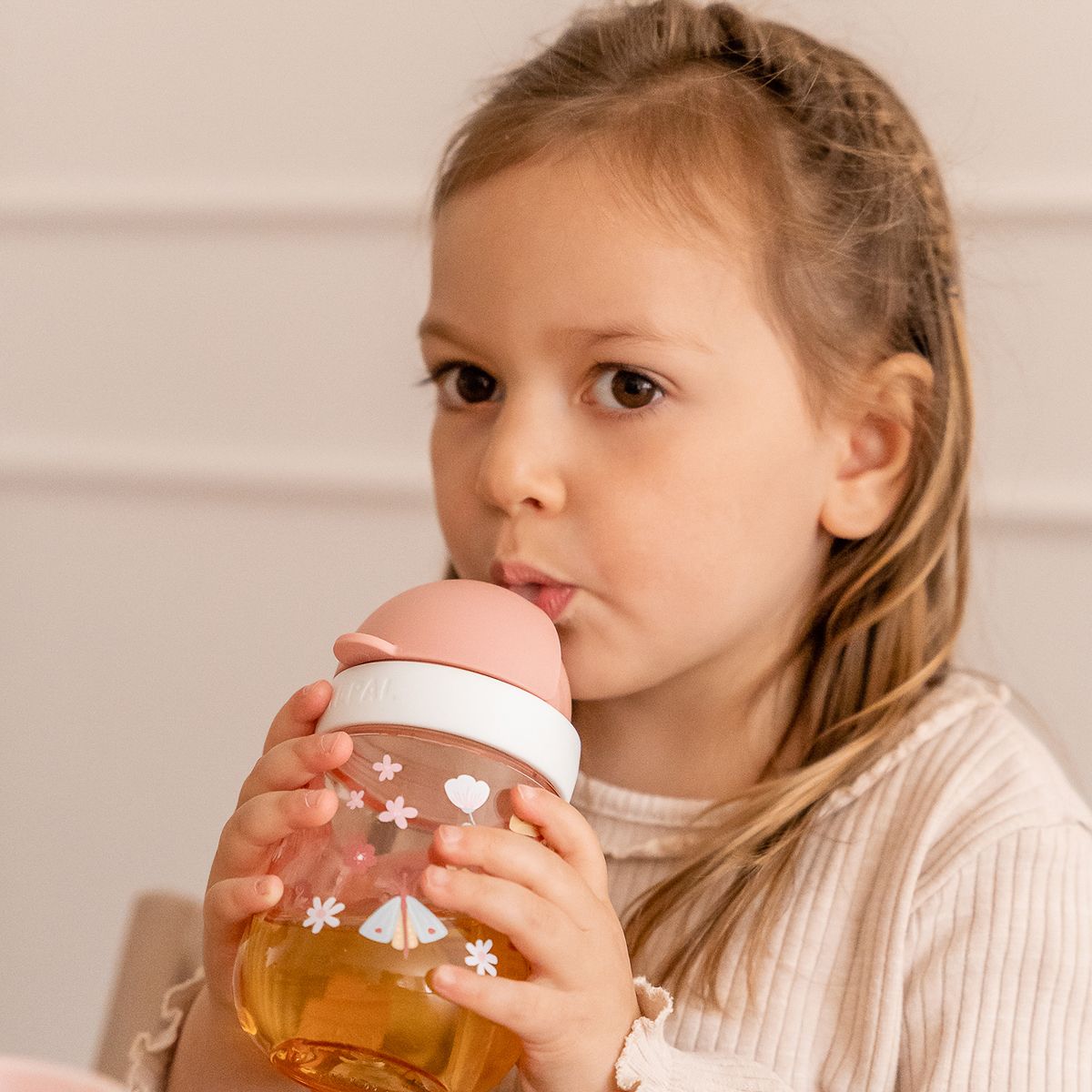 DĚTSKÝ HRNEK MEPAL S BRČKEM, MIO 300 ML, LITTLE DUTCH - KVĚTINY A MOTÝLI - obrázek 2