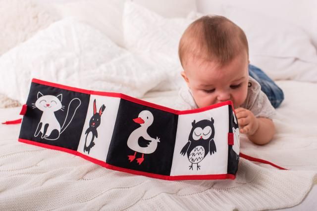 Baby Senses Černobílé leporelo - Prasátko - obrázek 10