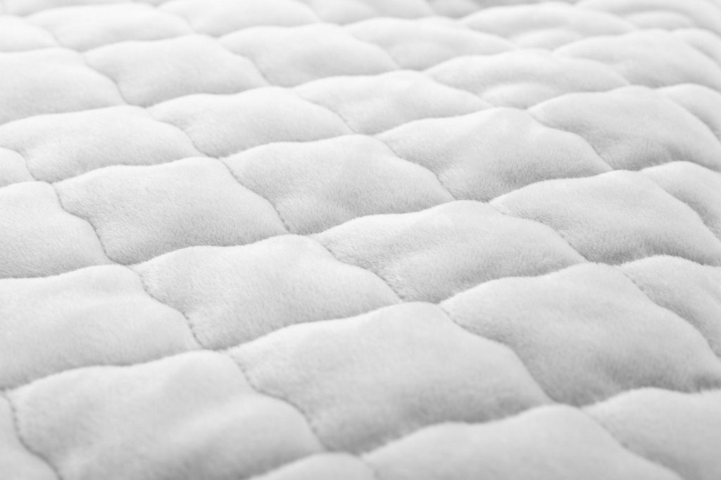 SENSILLO Mantinel do postýlky velvet CLOUDS PLUSH KARO 180x30 cm - obrázek 5