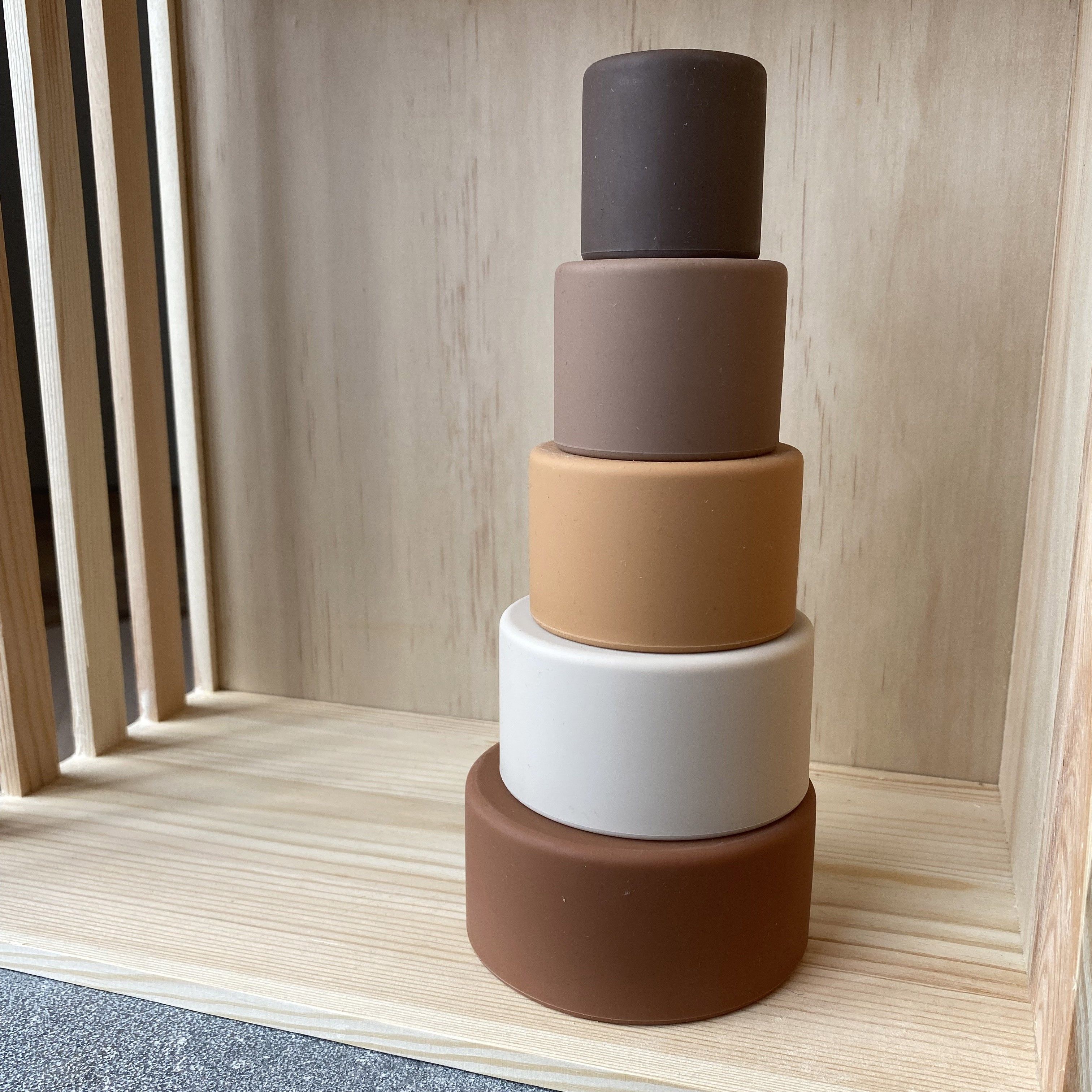NUUROO Vanja Silikonová stohovací věž Brown Color mix - obrázek 6