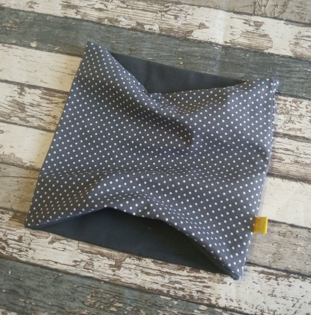 Nákrčník Yháček, puntíky drobné na šedé - obrázek 1