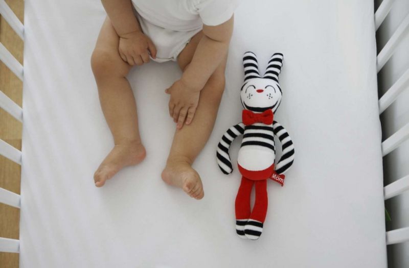 Hencz Toys Plyšová hračka v kontrastních barvách králíček - červený - obrázek 2