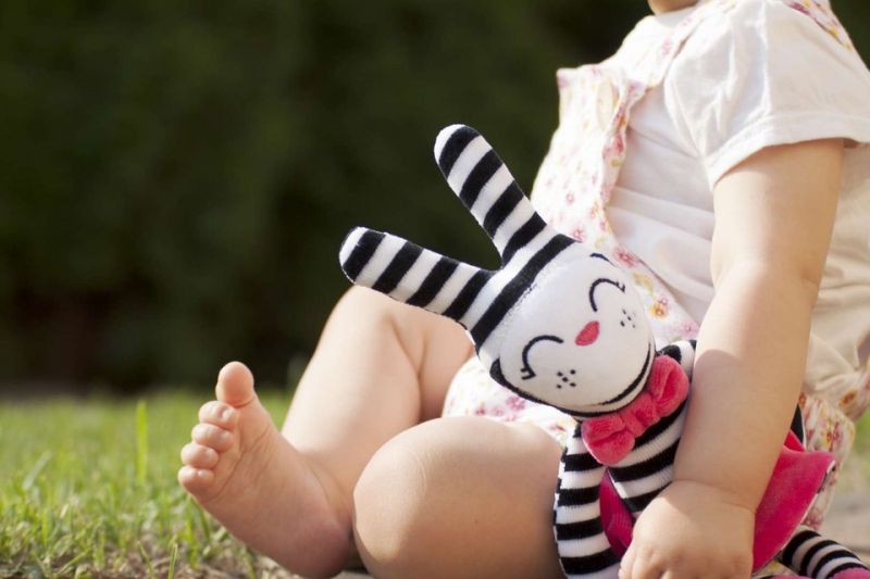 Hencz Toys Plyšová hračka v kontrastních barvách králíčí slečna - růžová - obrázek 2