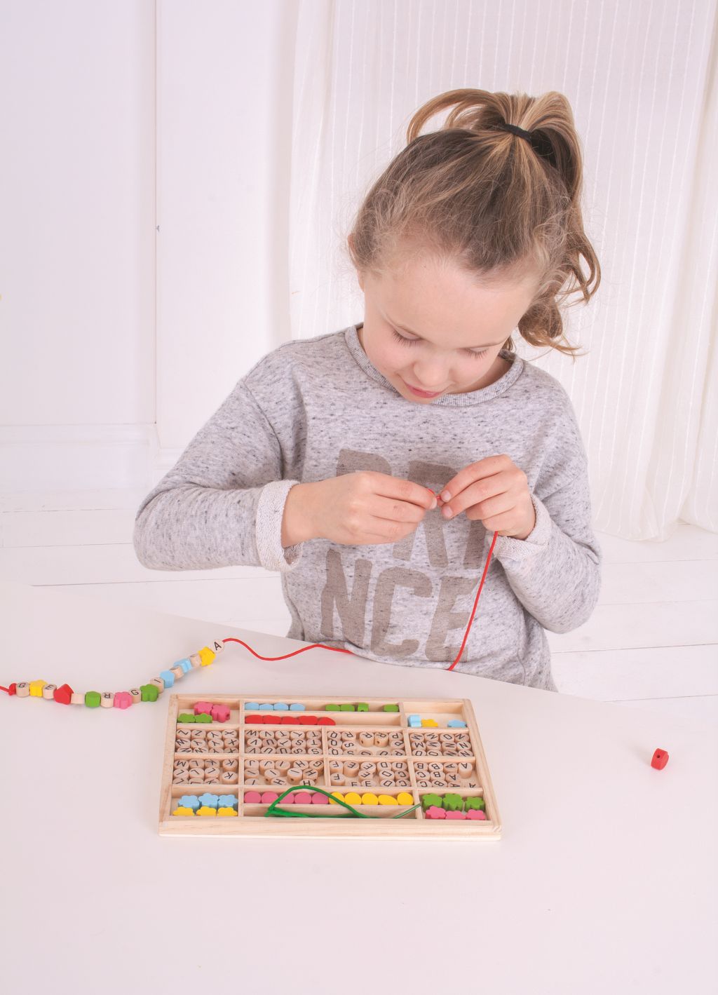Bigjigs Toys Navlékací korálky Abeceda - obrázek 3