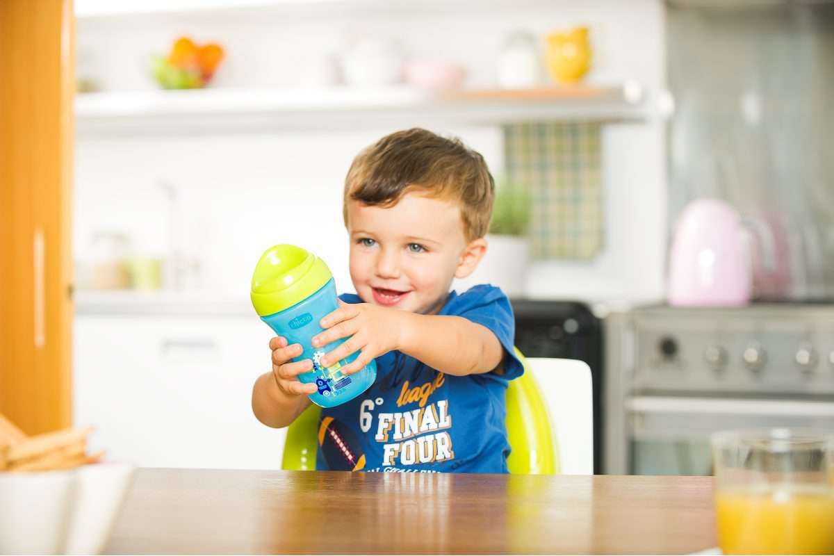 CHICCO Hrneček Snadný s hubičkou 266 ml, modrý, robot 12m+ - obrázek 2