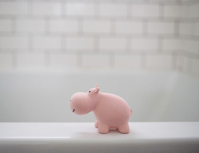 Hračka do vody z přírodního kaučuku Tikiri Pink Hippo - obrázek 2