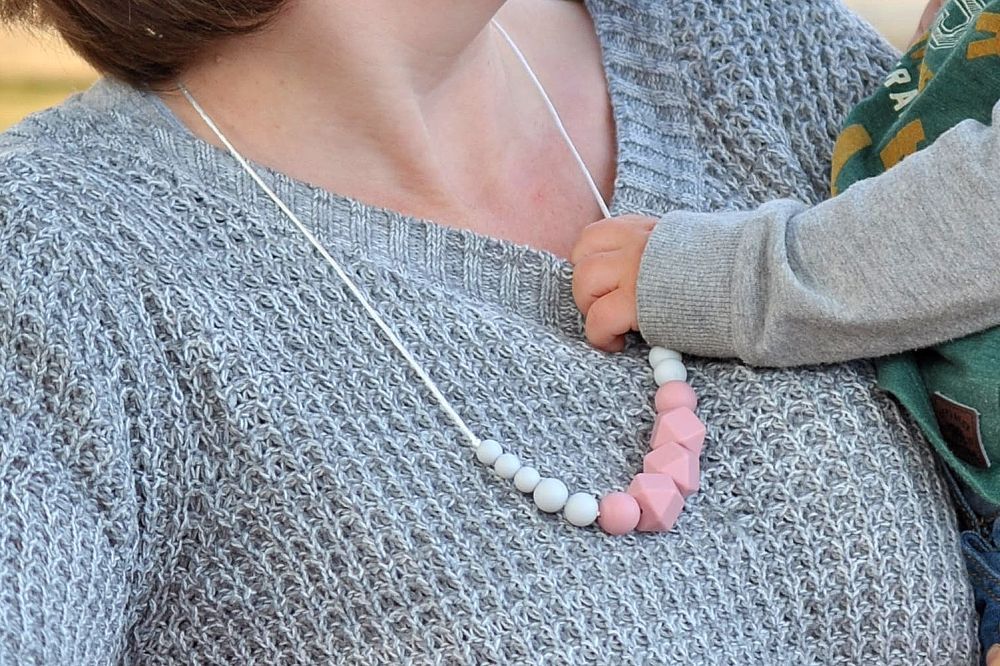 Silikonové kojící korále Mimijo Diana Růžová - obrázek 2