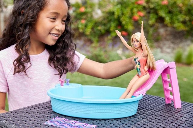 Barbie panenka a bazén - obrázek 5