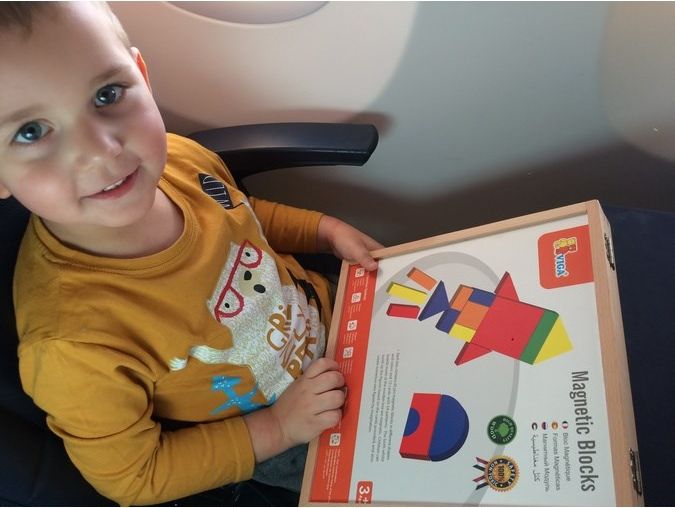 Dřevěný kufřík s magnetickými kostkami pro děti Viga - multicolor - obrázek 3