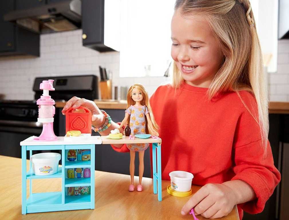 MATTEL BRB Panenka Stacie snídaňový funkční set vaflovač s modelínou a doplňky - obrázek 2