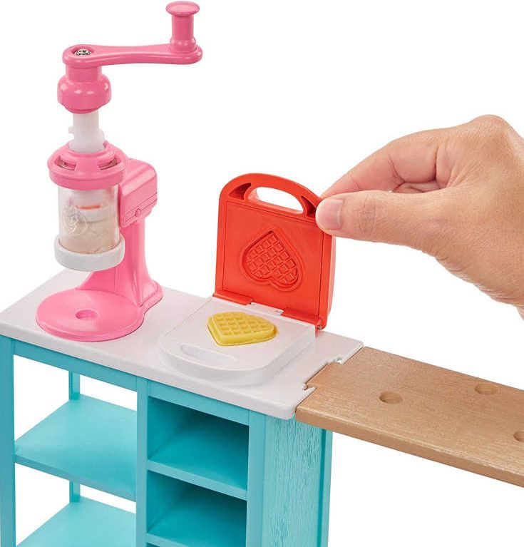 MATTEL BRB Panenka Stacie snídaňový funkční set vaflovač s modelínou a doplňky - obrázek 4