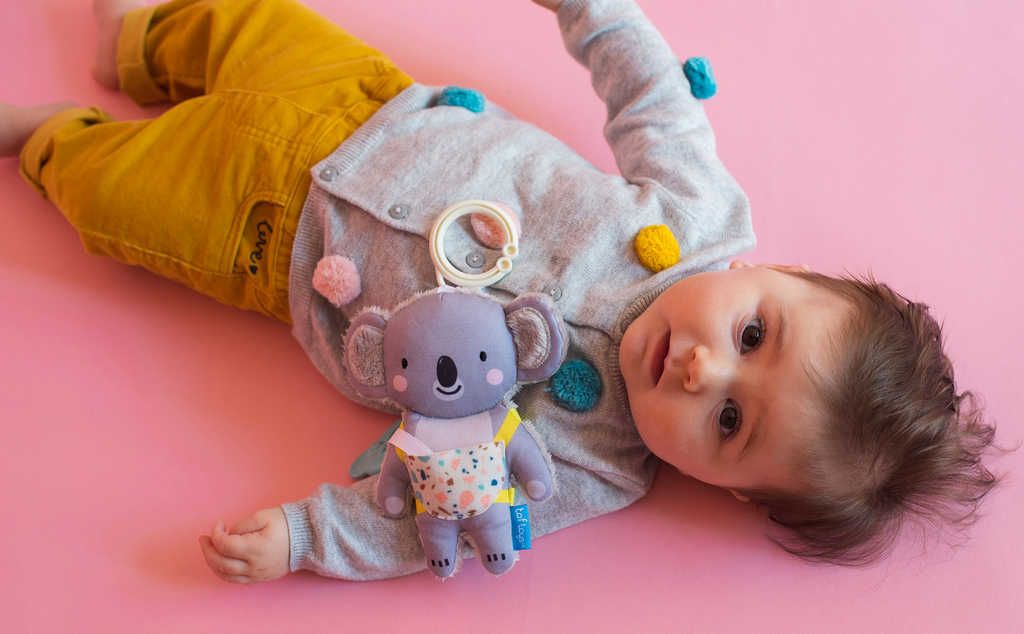 TAF TOYS Baby chrastítko textilní koala Kimmi 16cm set s kousátkem pro miminko - obrázek 3