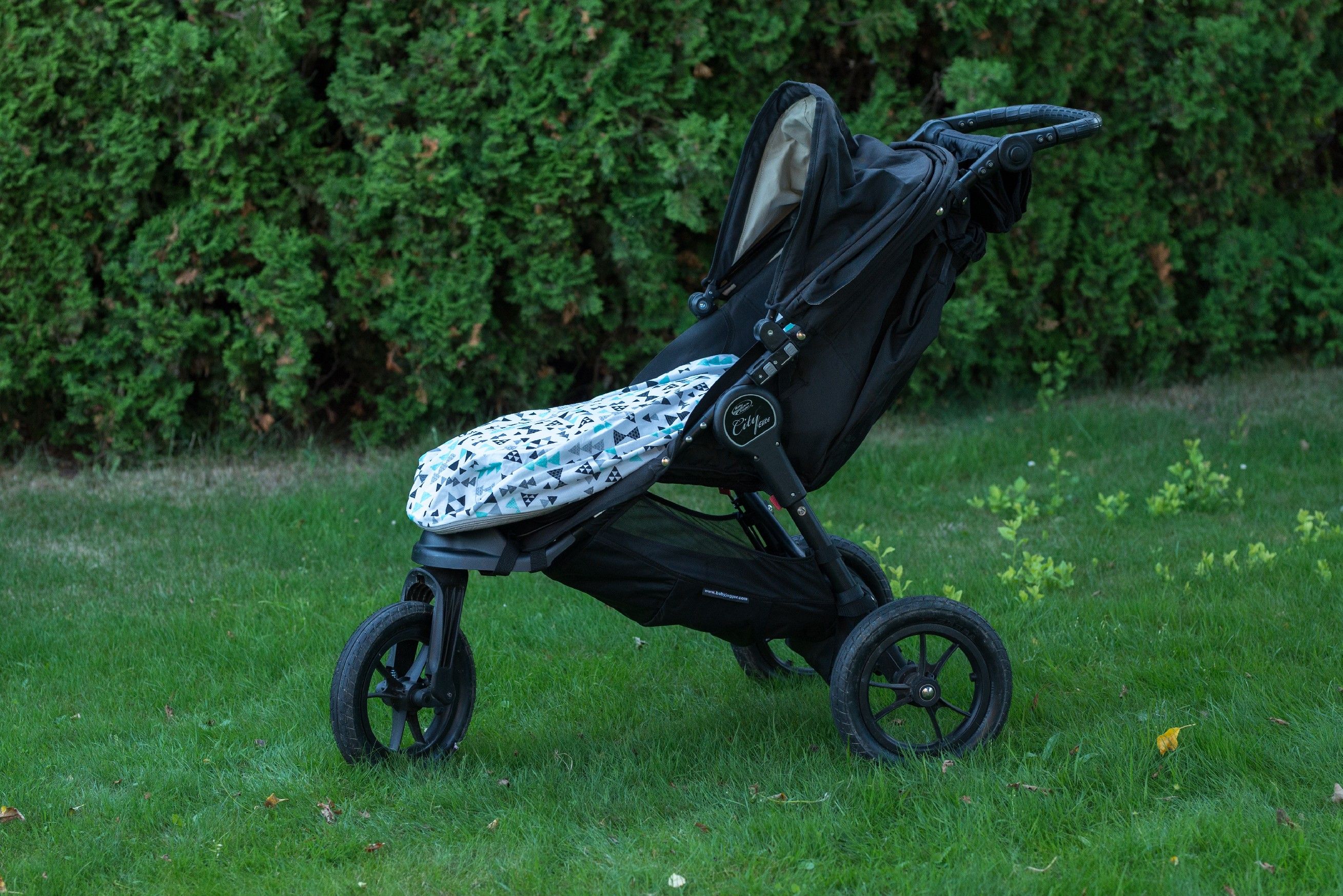Ma-tata.cz Podložka do kočárku s nánožníkem na zip Značka kočárku: Baby Jogger Summit X3 - obrázek 2