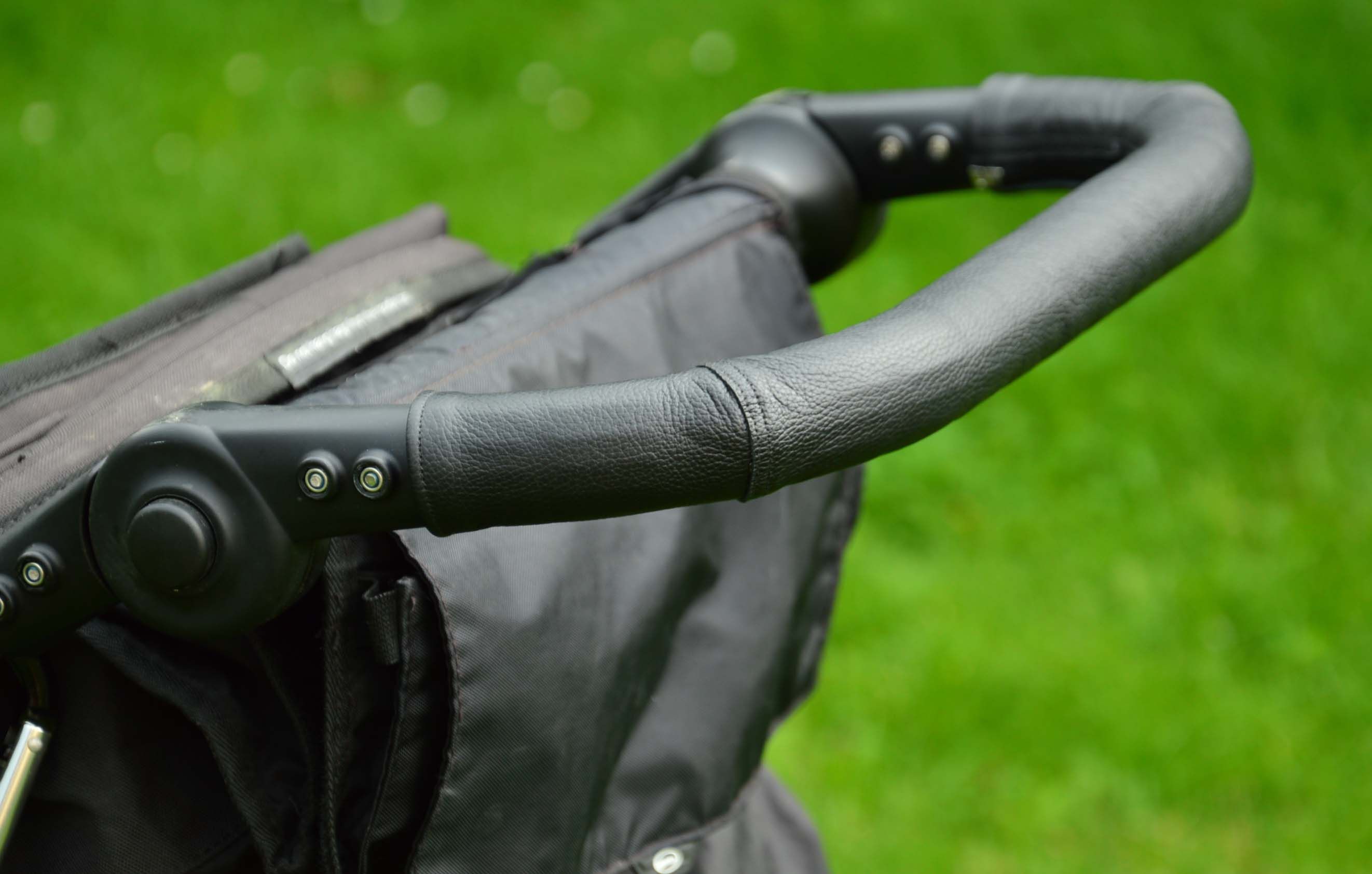 Ma-tata.cz Kožený potah na rukojeť kočárku - rodič Značka kočárku: Cybex, Barva: černá, Model kočárku: Eezy S+ - obrázek 2