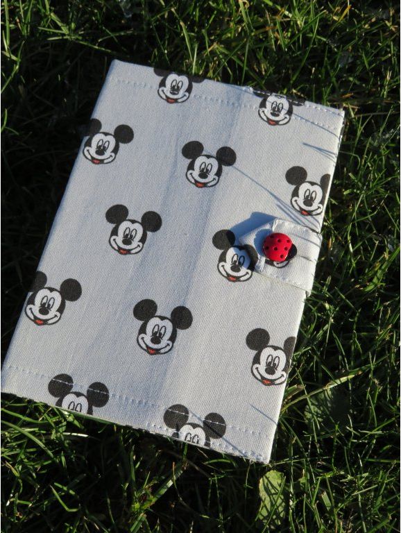 Obal na očkovací průkaz Vzor látky: Mickey Mouse šedé hlavy - obrázek 1