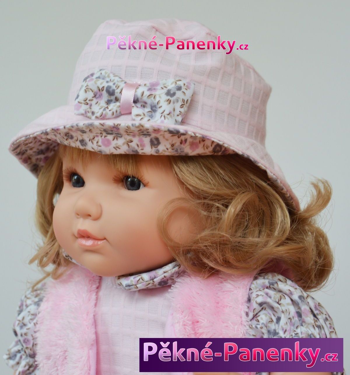 Mluvící realistická panenka Berbesa Sandra s vestičkou 42cm - obrázek 6
