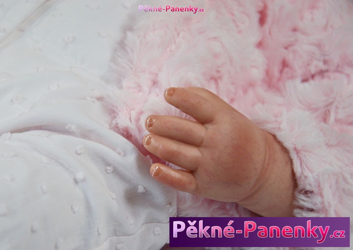 Reborn realistická panenka Arias® Mies růžová s kabátkem 45 cm - obrázek 5