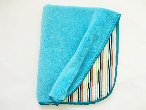 MeeMee Oboustranná deka 70x90 cm tyrkys , barevné pruhy - obrázek 1