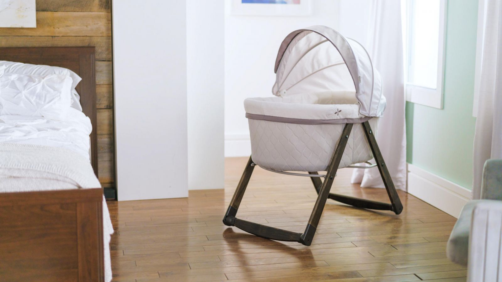 Bright Starts Ingenuity  Postýlka houpací skládací dřevěná Carrington 0m +, do 7kg, 2019 - obrázek 10