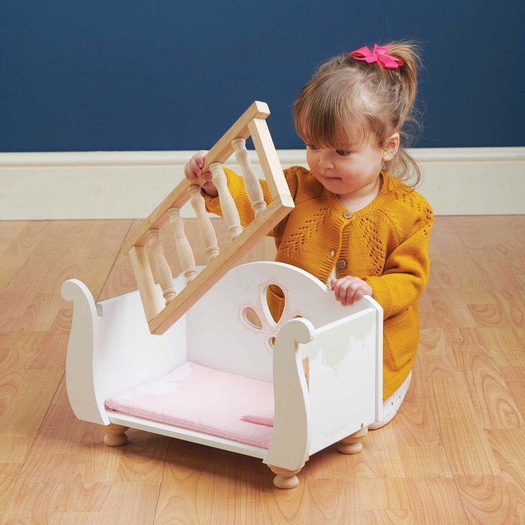 Le Toy Van Dřevěná postýlka Sleigh - obrázek 7