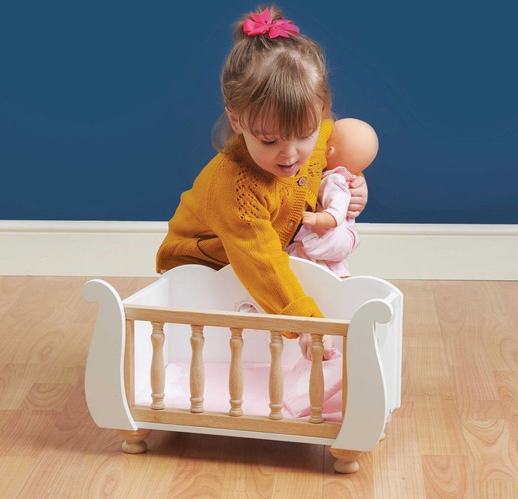 Le Toy Van Dřevěná postýlka Sleigh - obrázek 8