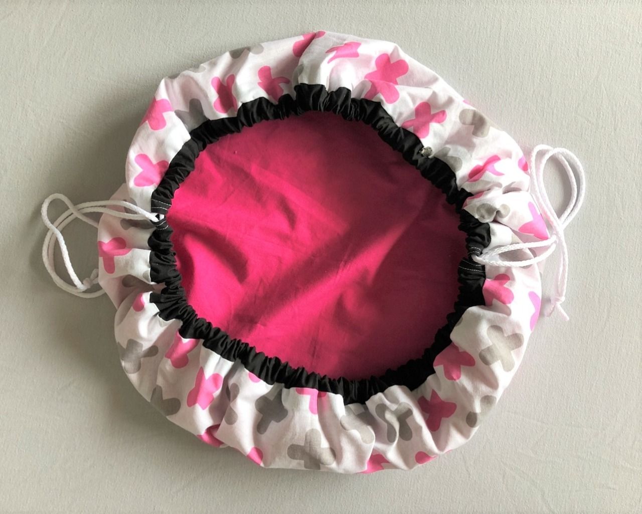 ECObabynz Vak na hračky bílý s křížky růžový průměr 56cm - obrázek 1