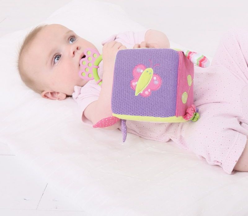 BIGJIGS TOYS Bigjigs Baby Textilní motorická kostka - Králíček Bella - obrázek 2