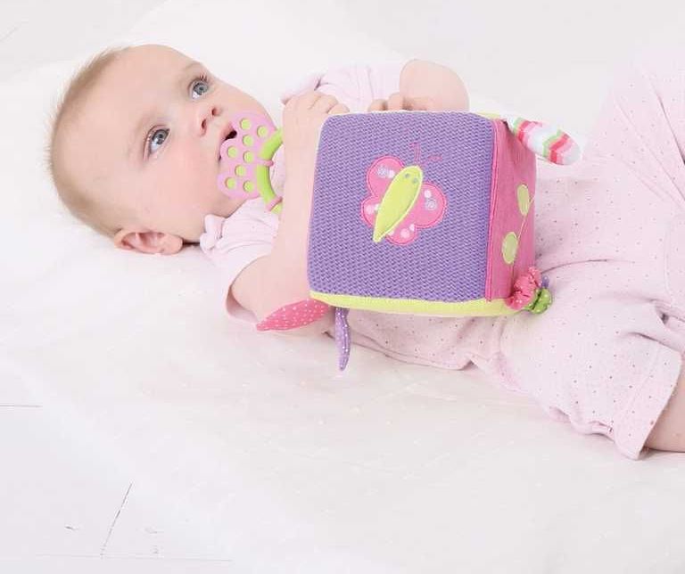 BIGJIGS TOYS Bigjigs Baby Textilní motorická kostka - Králíček Bella - obrázek 6