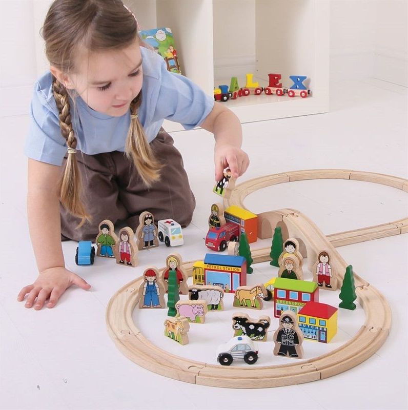 Vláčkodráha tématický set -  Budovy, figurky, auta (Bigjigs) - obrázek 5
