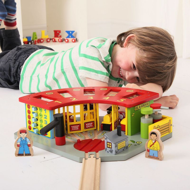 Bigjigs Rail Exkluzivní depo pro 5 vláčků - obrázek 3