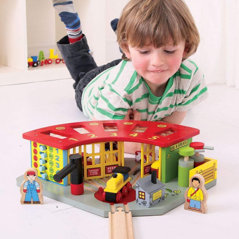 Bigjigs Rail Exkluzivní depo pro 5 vláčků - obrázek 4