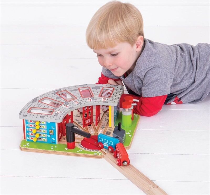 Bigjigs Rail Exkluzivní depo pro 5 vláčků - obrázek 8