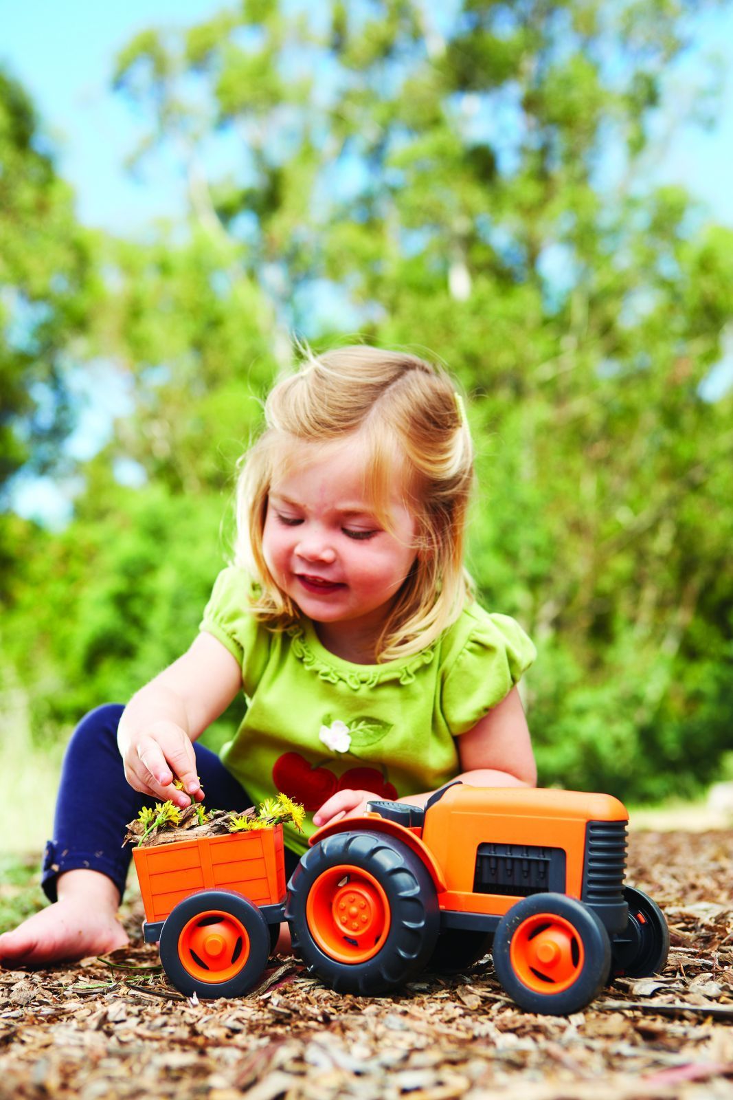 Green Toys - Traktor s vlečkou oranžový - obrázek 7
