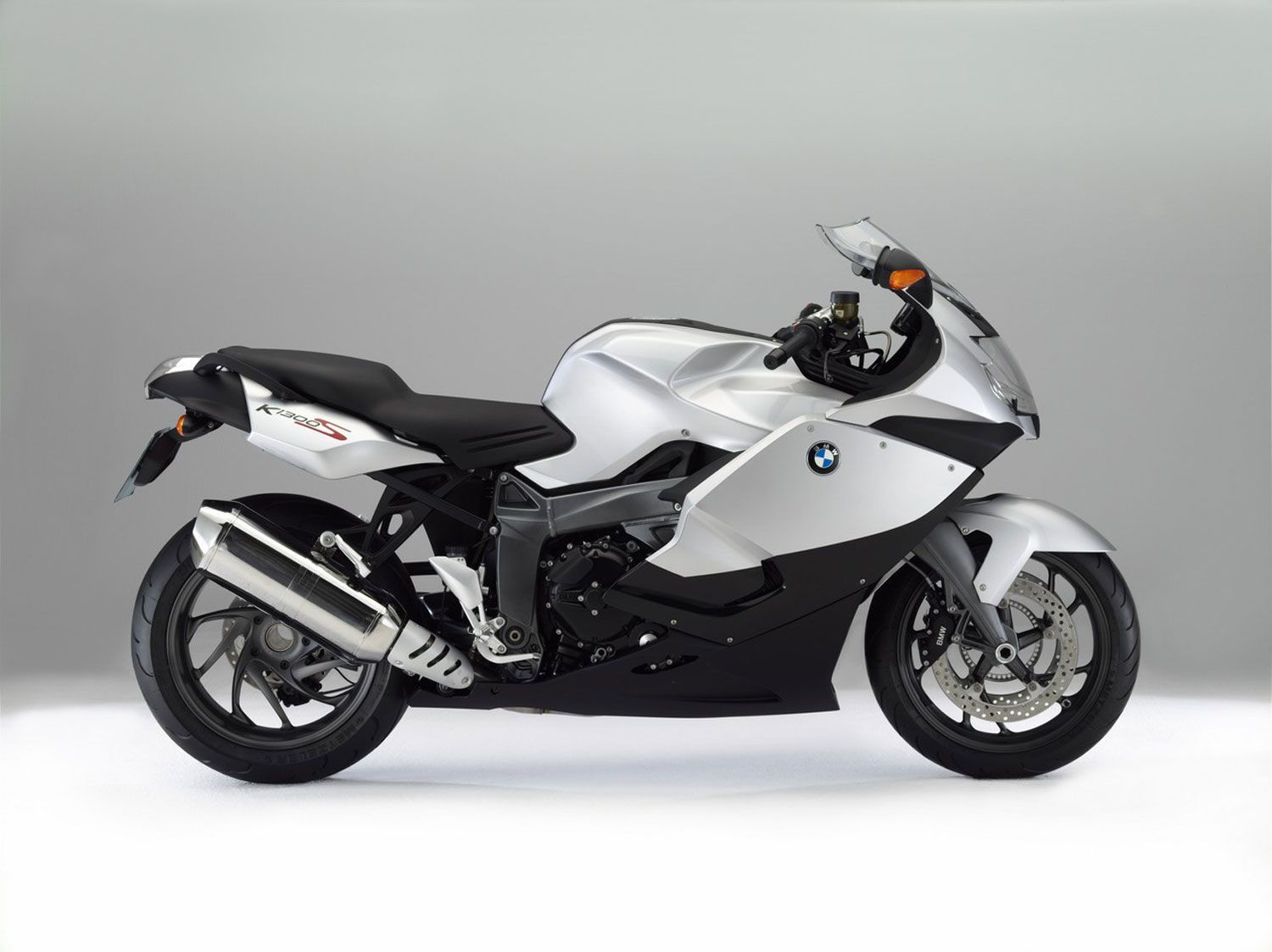 Welly - Motocykl BMW K1300S model 1:10 bílý - obrázek 1