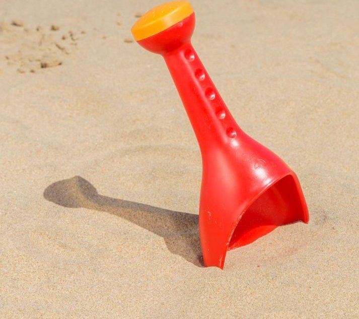 HAPE Hračka na písek Lopatka , kropítko 2v1 červené - obrázek 4