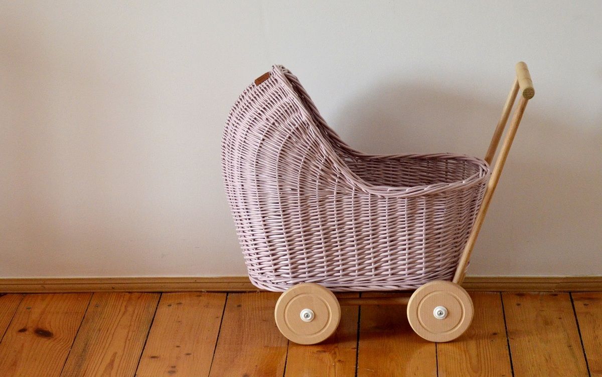 LILU Proutěný kočárek pro panenky bílá - obrázek 2