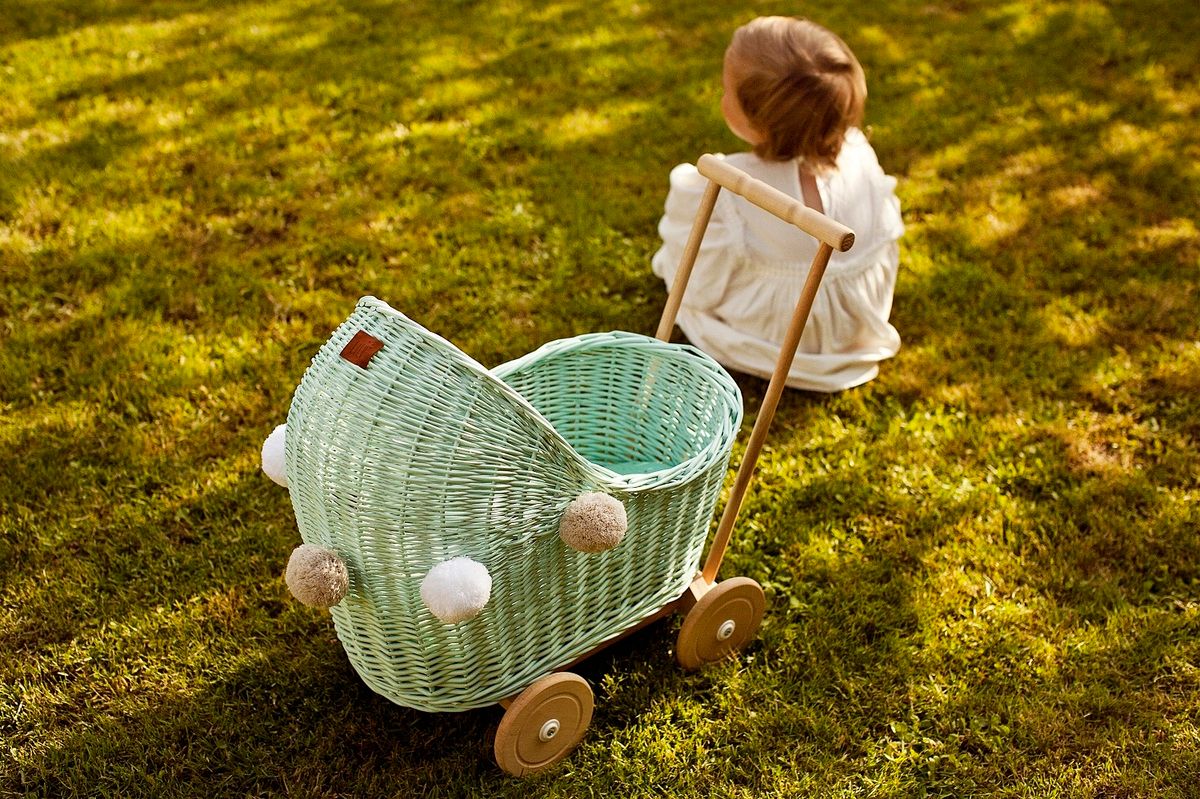 LILU Proutěný kočárek pro panenky bílá - obrázek 6