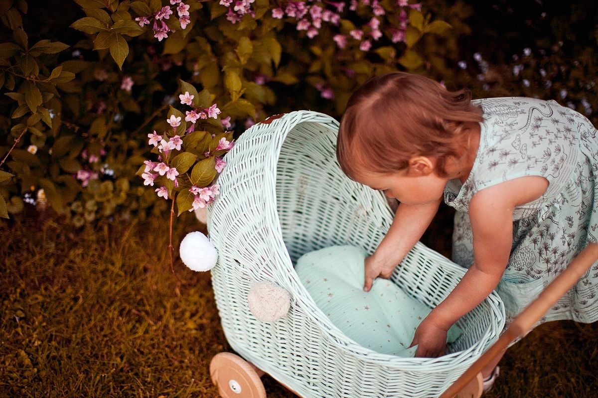 LILU Proutěný kočárek pro panenky bílá - obrázek 7